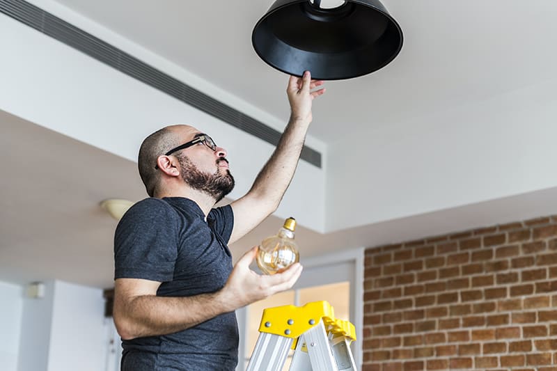 technician-change-a-light-bulb-in-high-ceilings